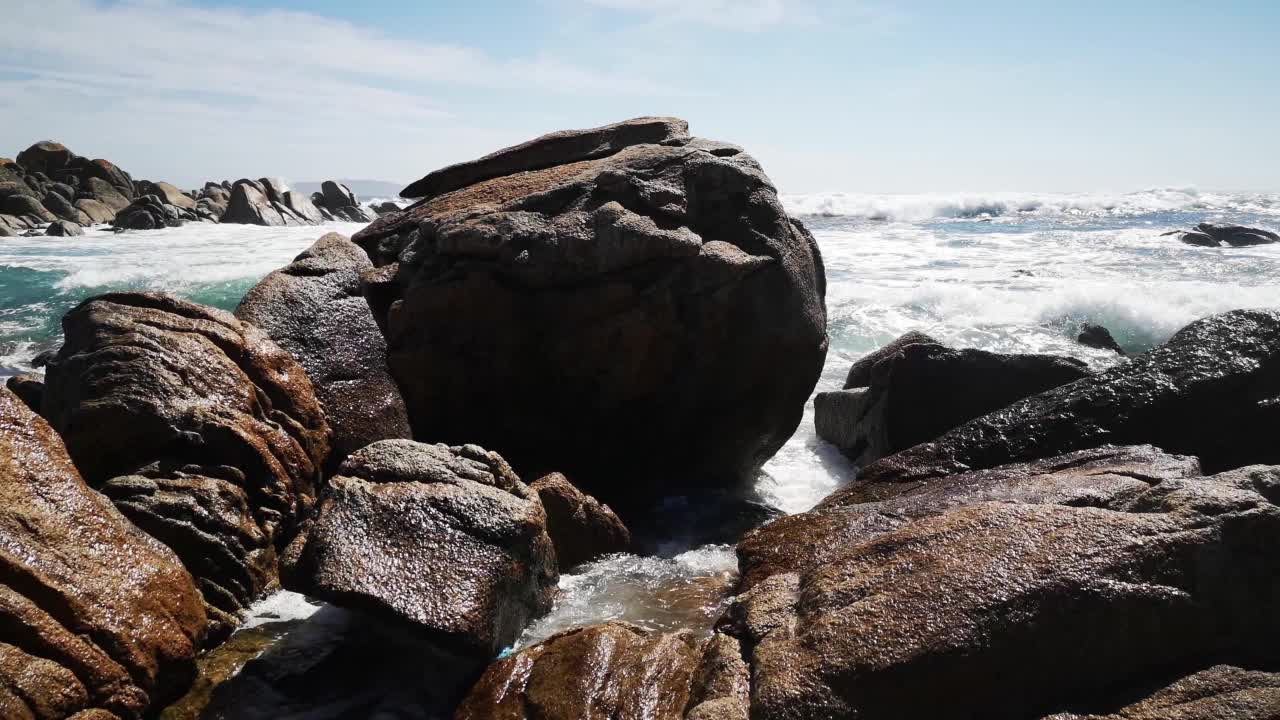 海浪拍打着岩石海岸视频素材