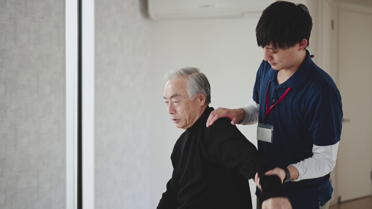 男性骨科医生正在治疗老年患者的肩部问题。视频素材