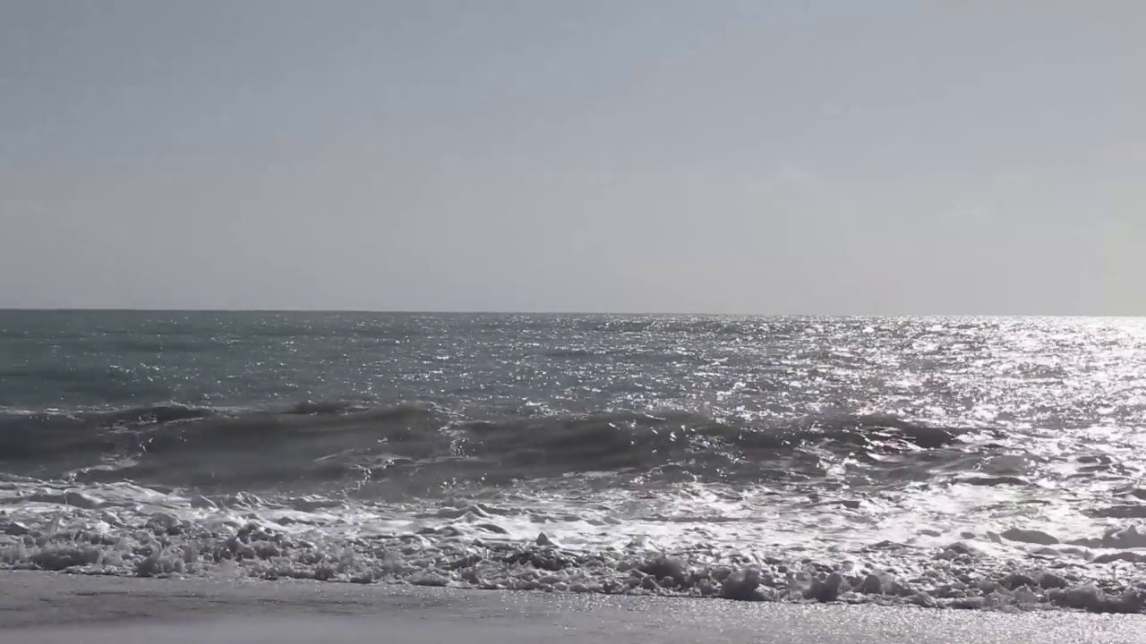 从海滩到美丽的蓝色大海的景色。美丽的海浪。神奇的海洋,海景。纹理的水。奇妙的自然元素和动作。视频素材