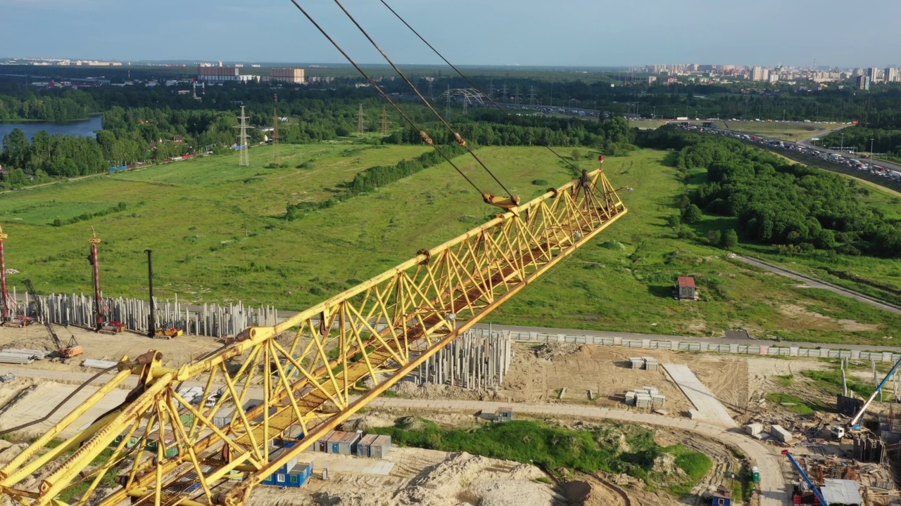 建筑起重机和在建建筑视频素材