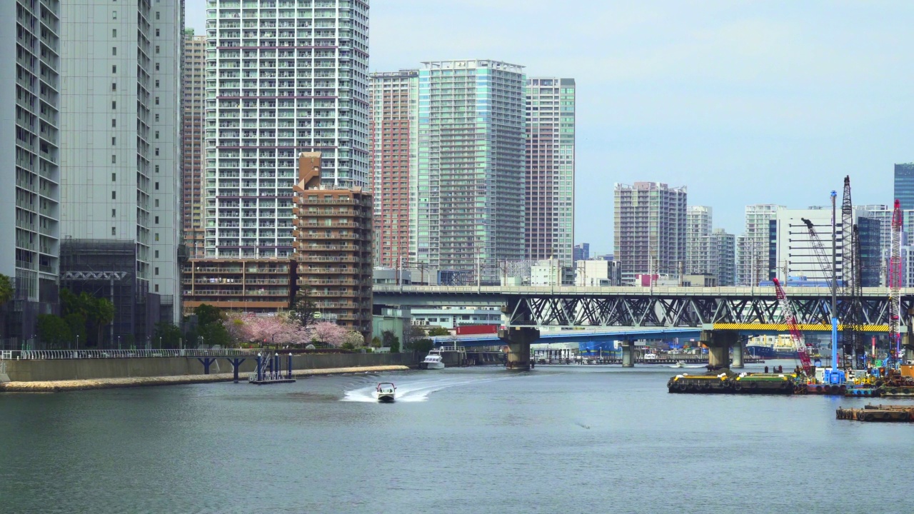 河畔的高层公寓。沿着运河看风景。视频素材