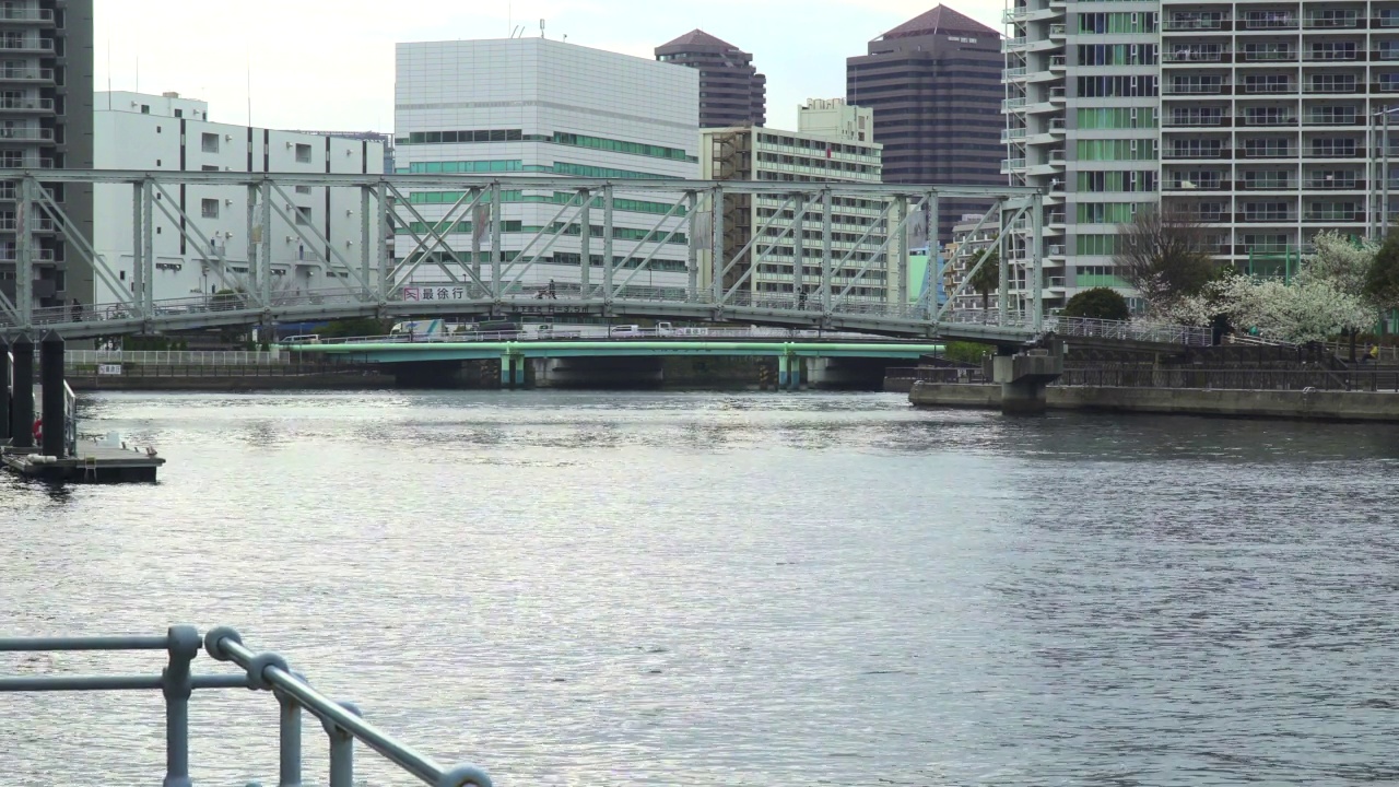 河畔的高层公寓。沿着运河看风景。视频素材