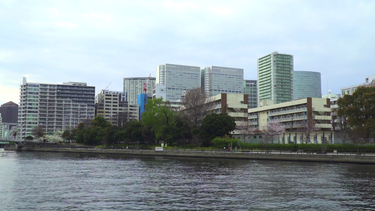 河畔的高层公寓。沿着运河看风景。视频素材