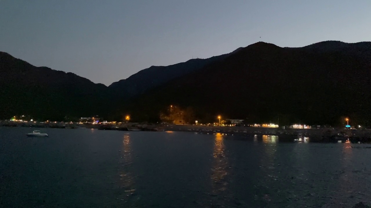 在旅游胜地巴德瓦的夜晚海滩，黑山的海和岛的美丽风景就像意大利或克罗地亚视频素材