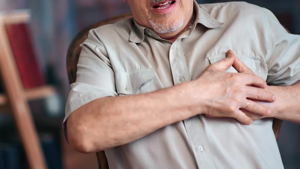 特写:难以辨认的70岁老年男性呼吸伴心肌梗死症状视频素材