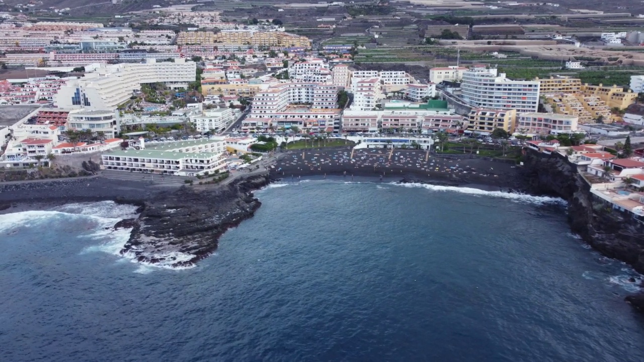 Playa de la Arena海滩从海上鸟瞰。视频素材