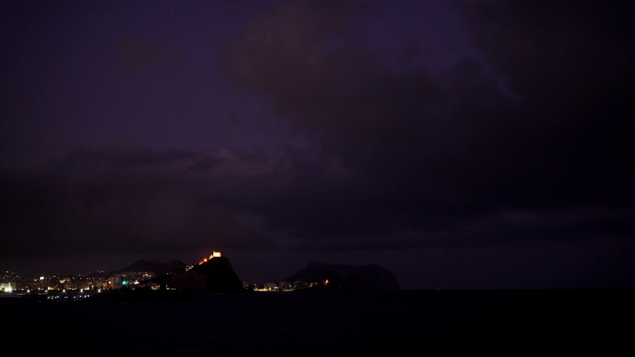 悬崖上城堡的夜景，阿圭拉斯，西班牙视频素材