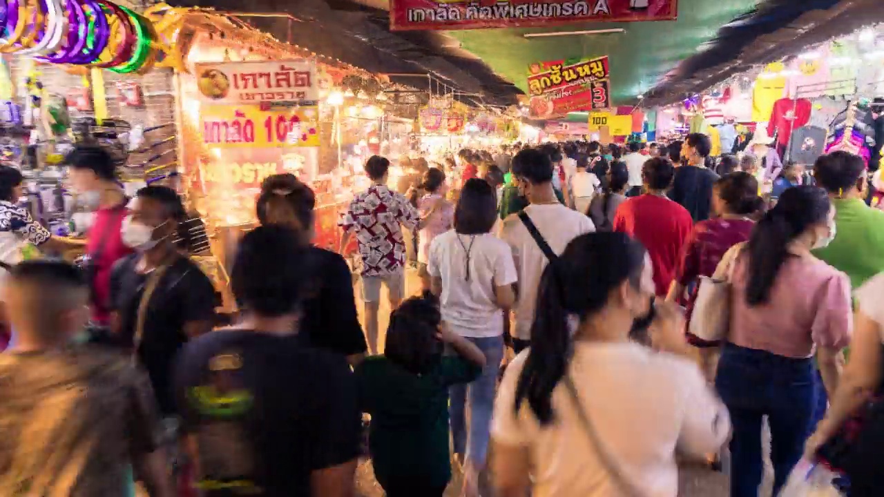 超薄步行穿过人群在夜市视频素材