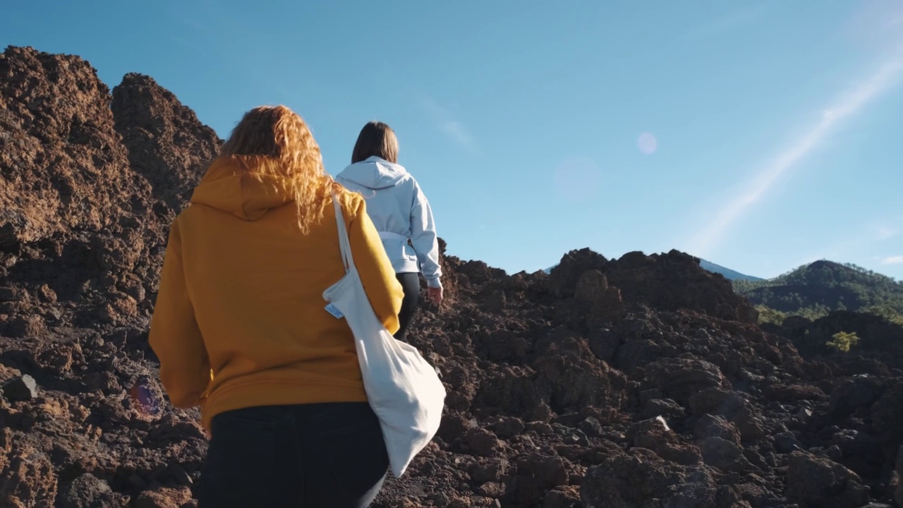 在特内里费岛的泰德火山国家公园里，一群游客穿过凝固的熔岩山视频素材