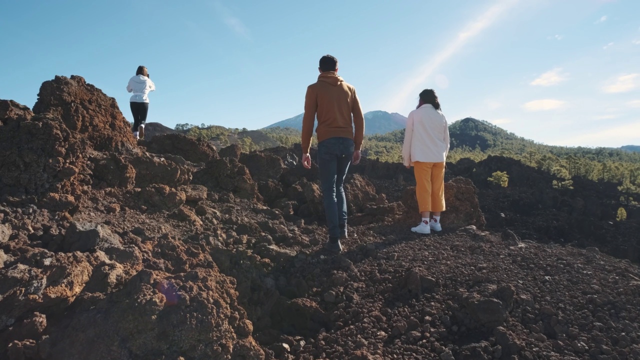 在特内里费岛的泰德火山国家公园里，一群游客穿过凝固的熔岩山视频素材