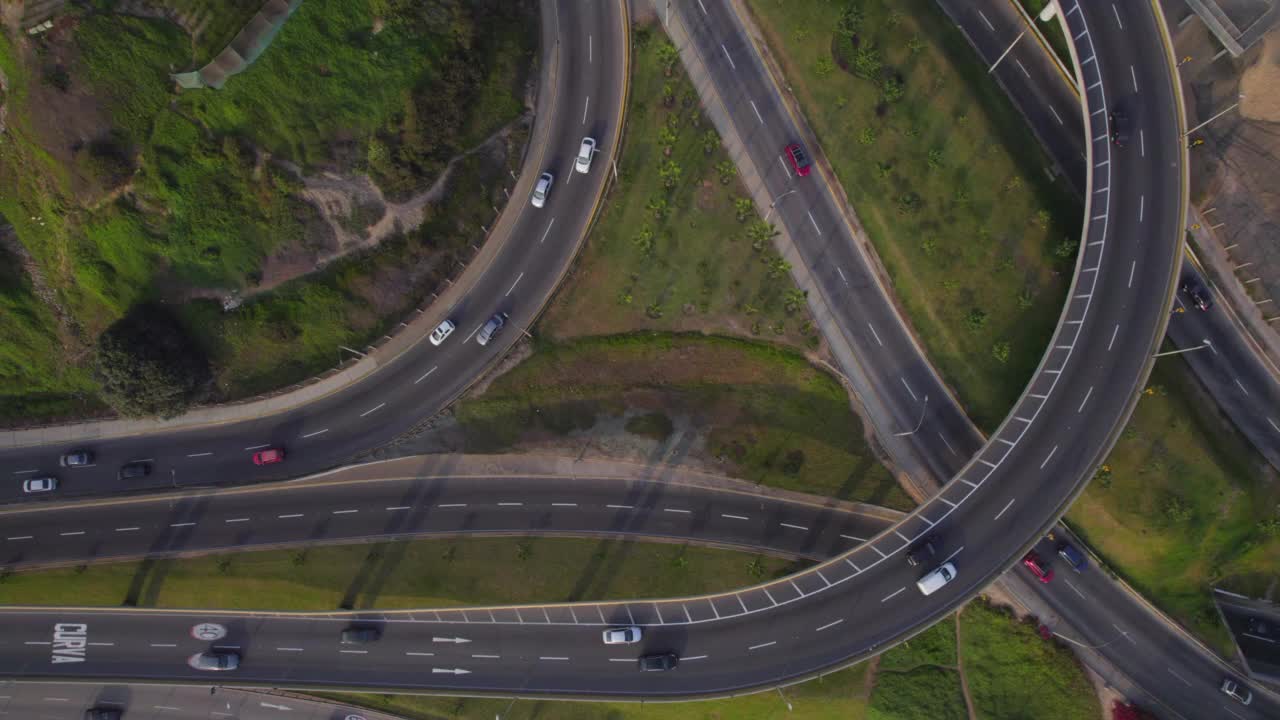 有车辆的十字路口的鸟瞰图。视频素材