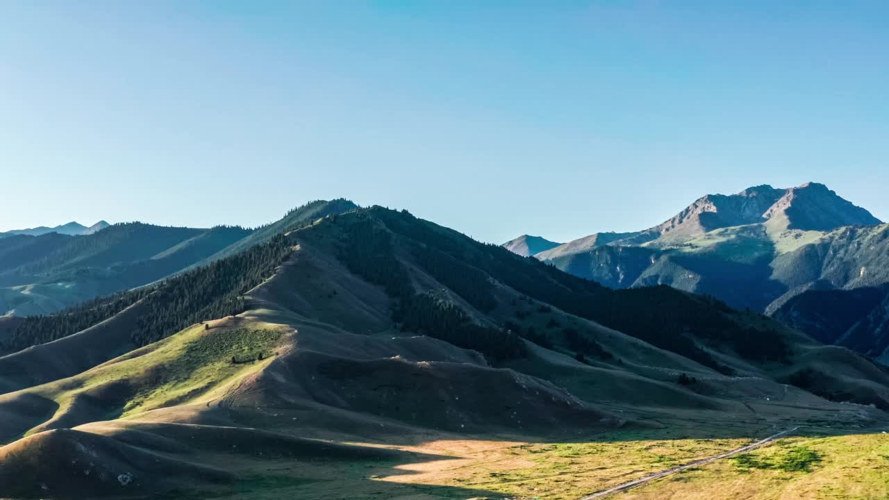 航拍新疆山区自然景观视频素材