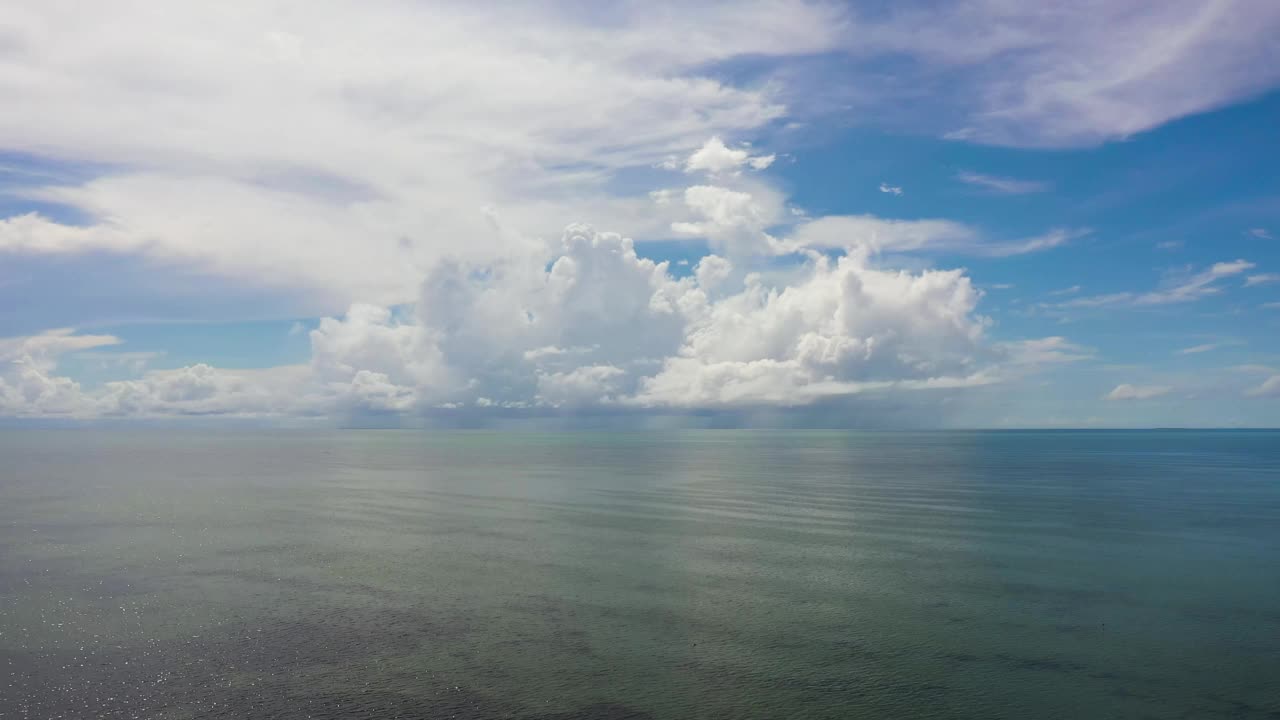 蓝色的海洋与波浪和天空与云，海景视频素材