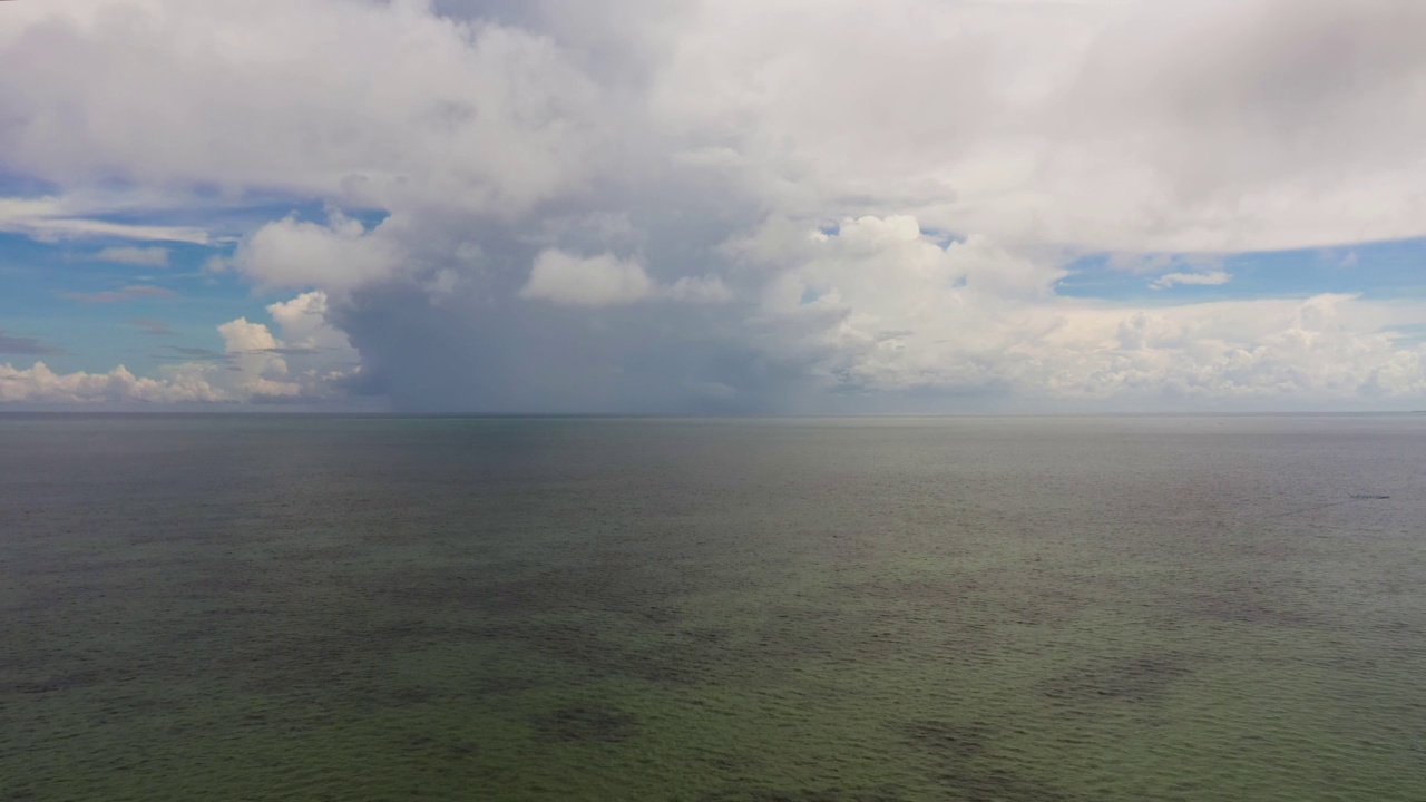 飞越海洋。蓝蓝的海和云的天空视频素材