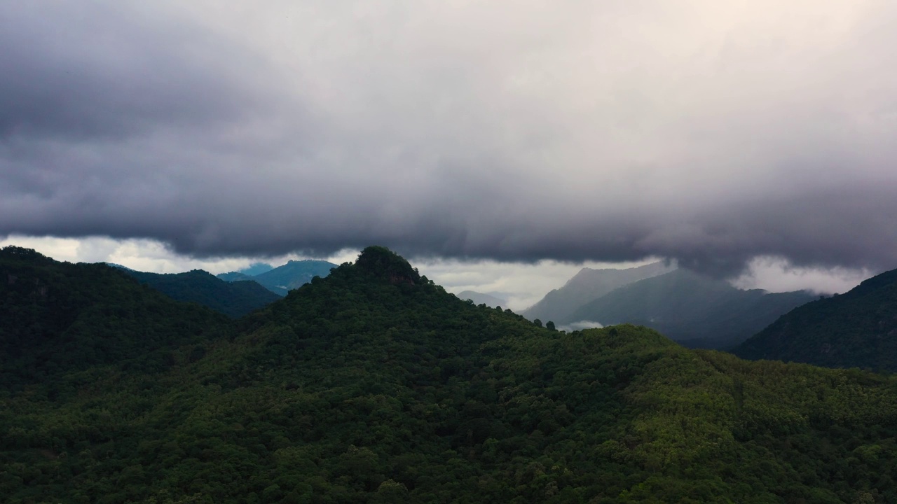 山峰被森林覆盖的山地景观视频素材