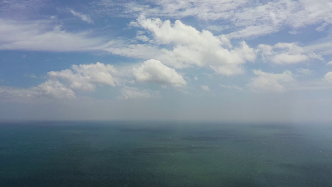 海浪拍打着天空和云视频素材