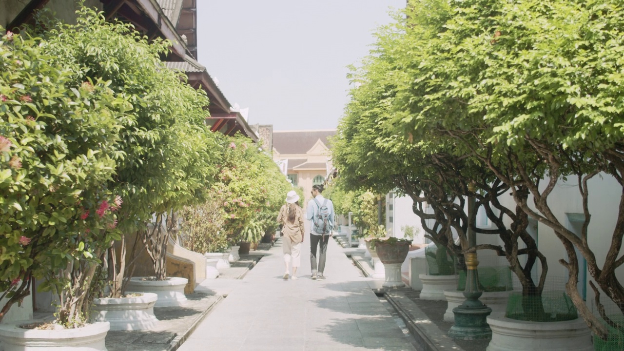 亚洲情侣旅游旅游寺庙在泰国曼谷。视频素材