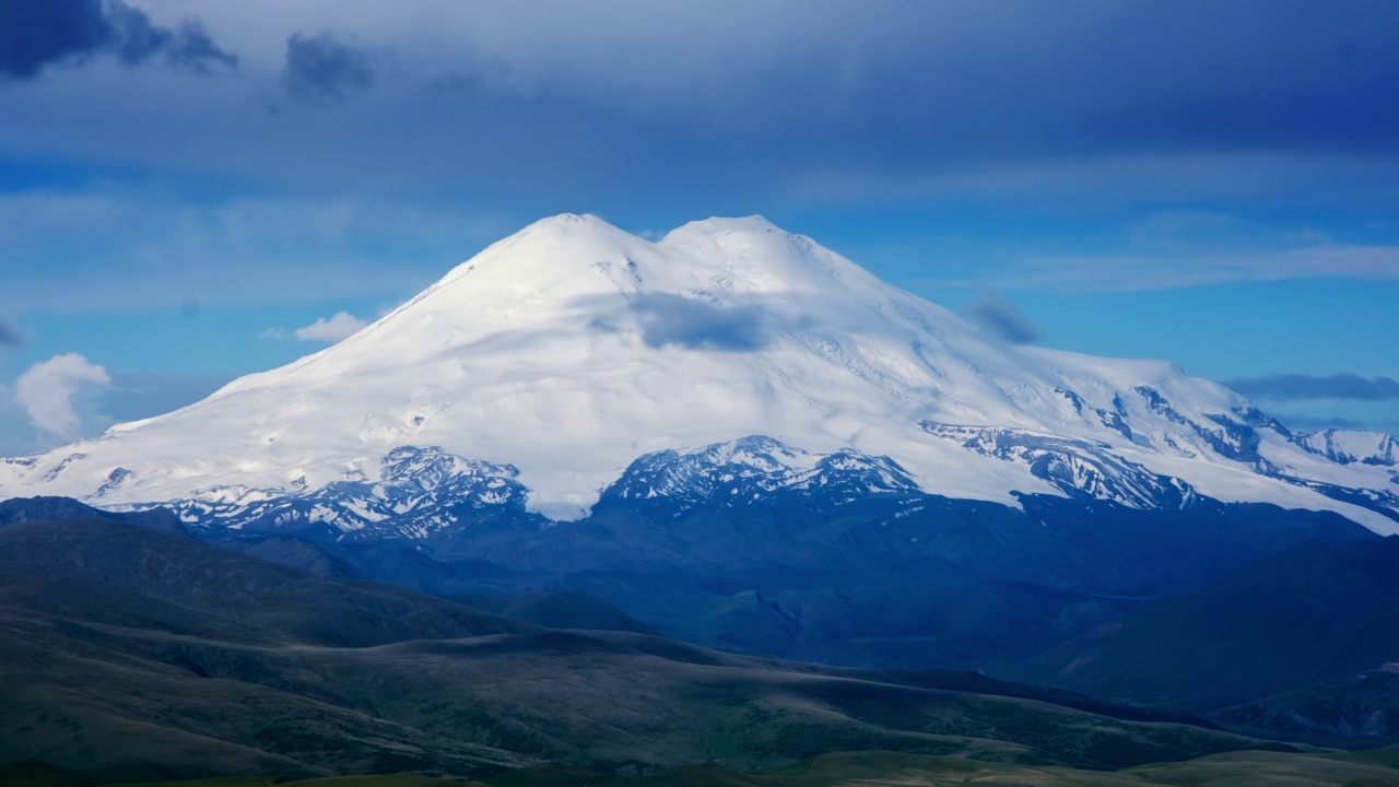 日出的高加索山脉上的厄尔布鲁士山视频素材