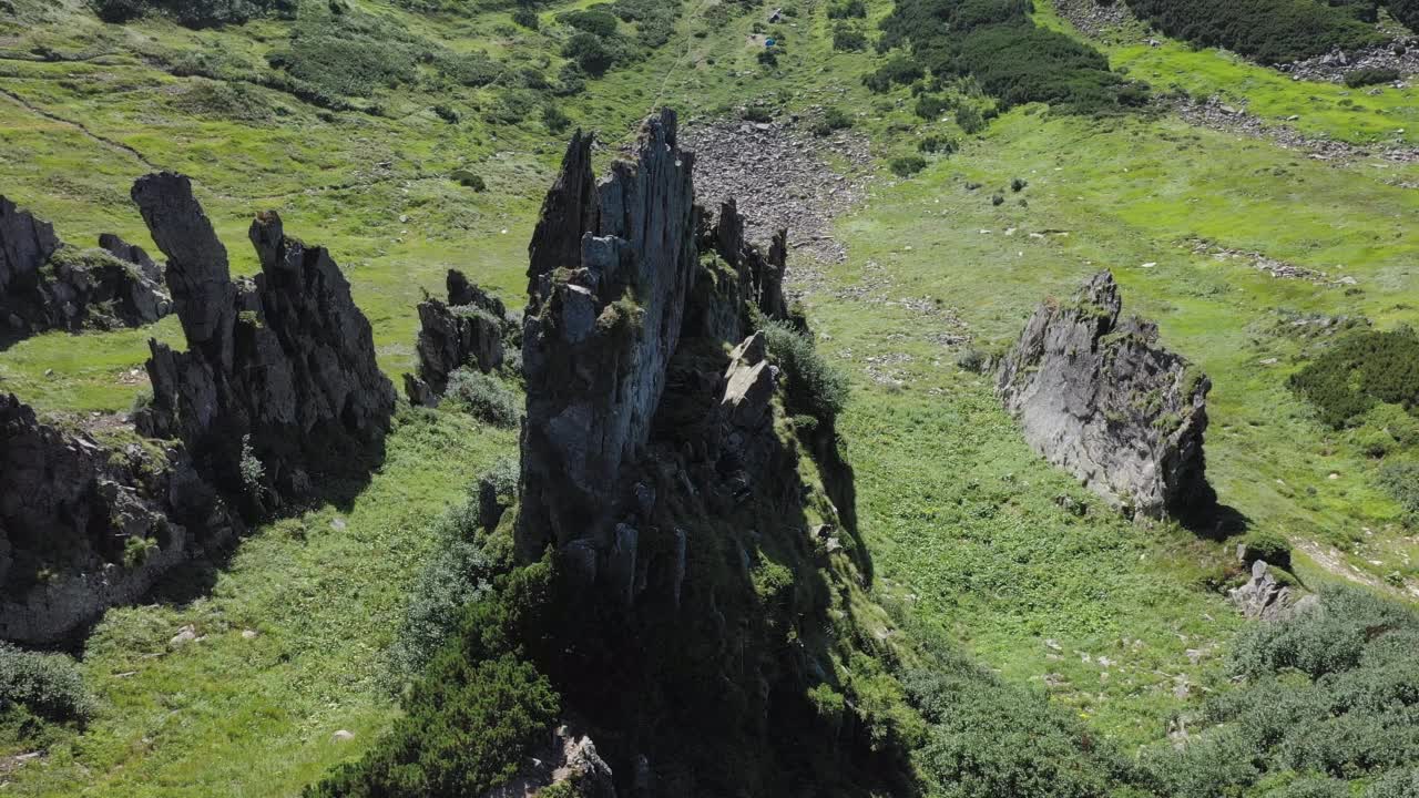 喀尔巴阡山脉的斯皮茨山岩石山峰的鸟瞰图，夏季山脉的景观视频素材