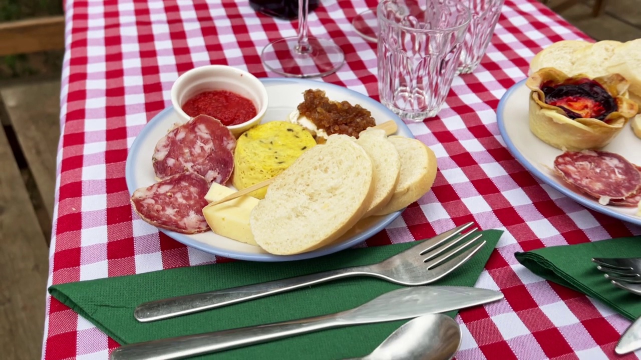 为野餐准备食物的桌子视频素材