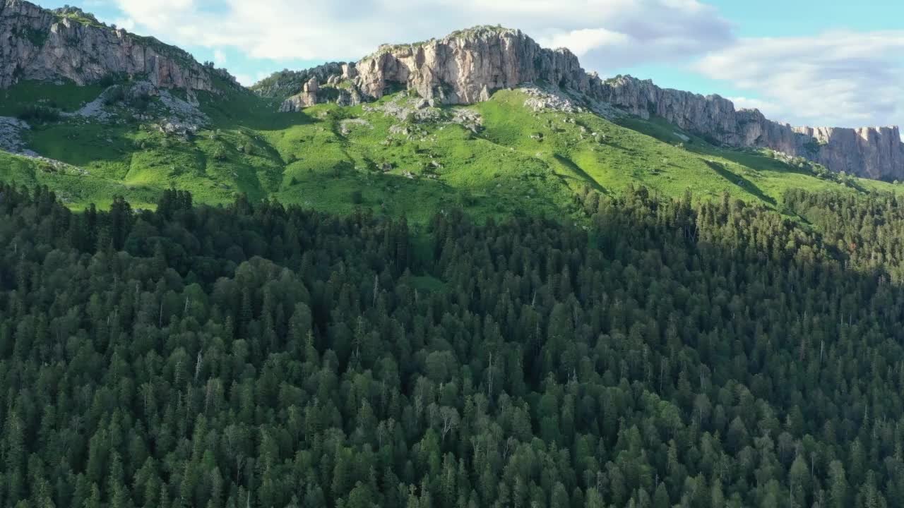 高加索山脉的夏季景观视频素材