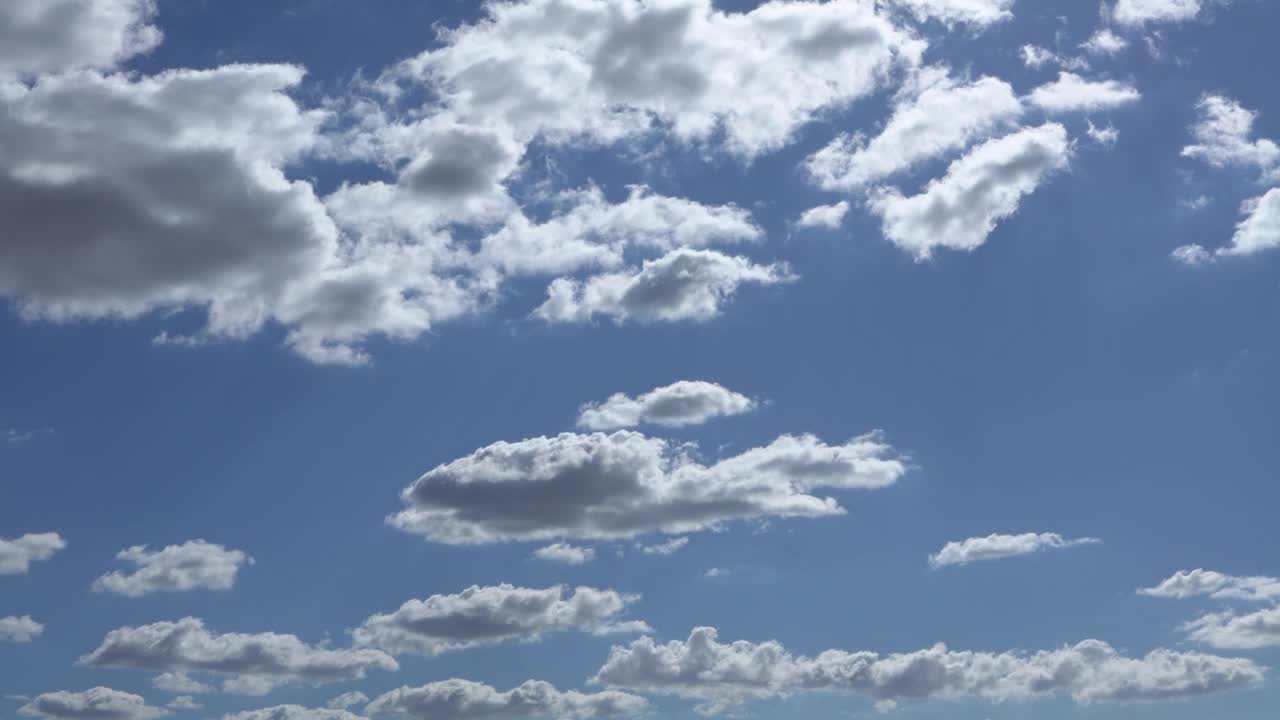 夏天晴朗的日子里，积云与蓝色的天空。美丽的cloudscape视频素材