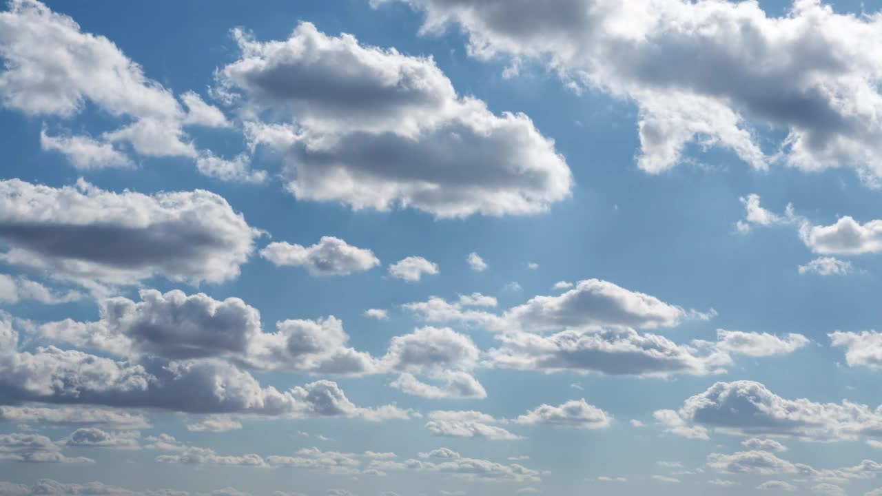 晴天蔚蓝天空下积云的时间流逝。美丽的cloudscape视频素材