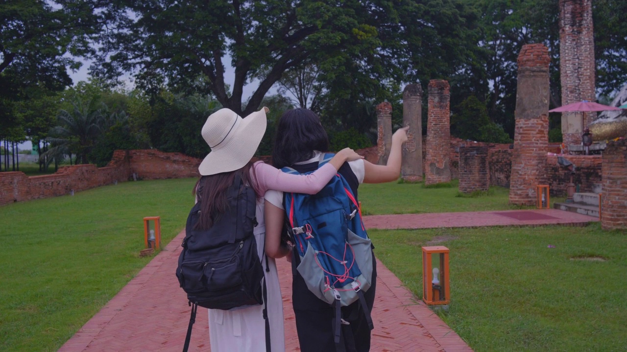 快乐的女人在寺庙与朋友旅行时自拍视频素材