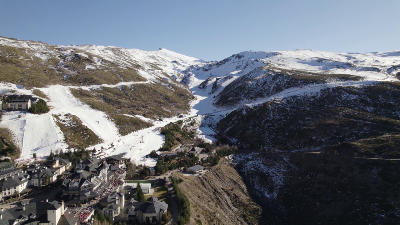 内华达山脉滑雪场，西班牙。鸟瞰图，白雪覆盖的冬天的白色景象视频素材