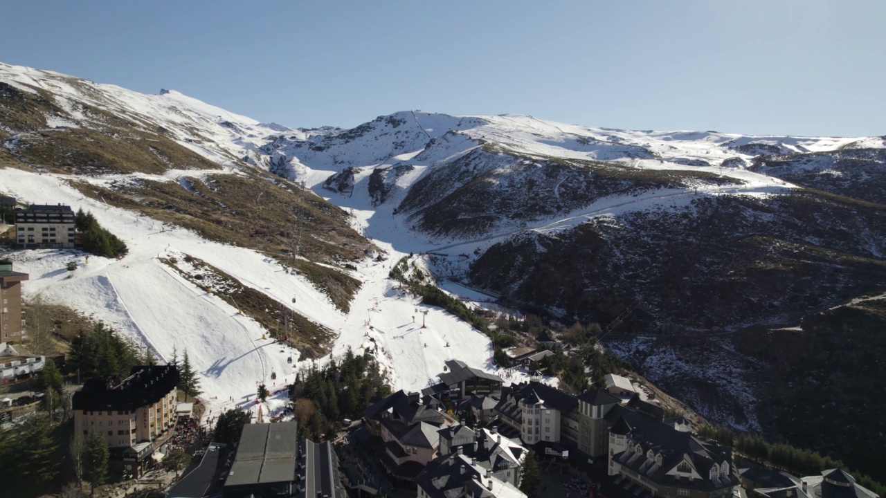 跨越内华达山脉的城镇到雪山滑雪胜地轨道，安达卢西亚视频素材