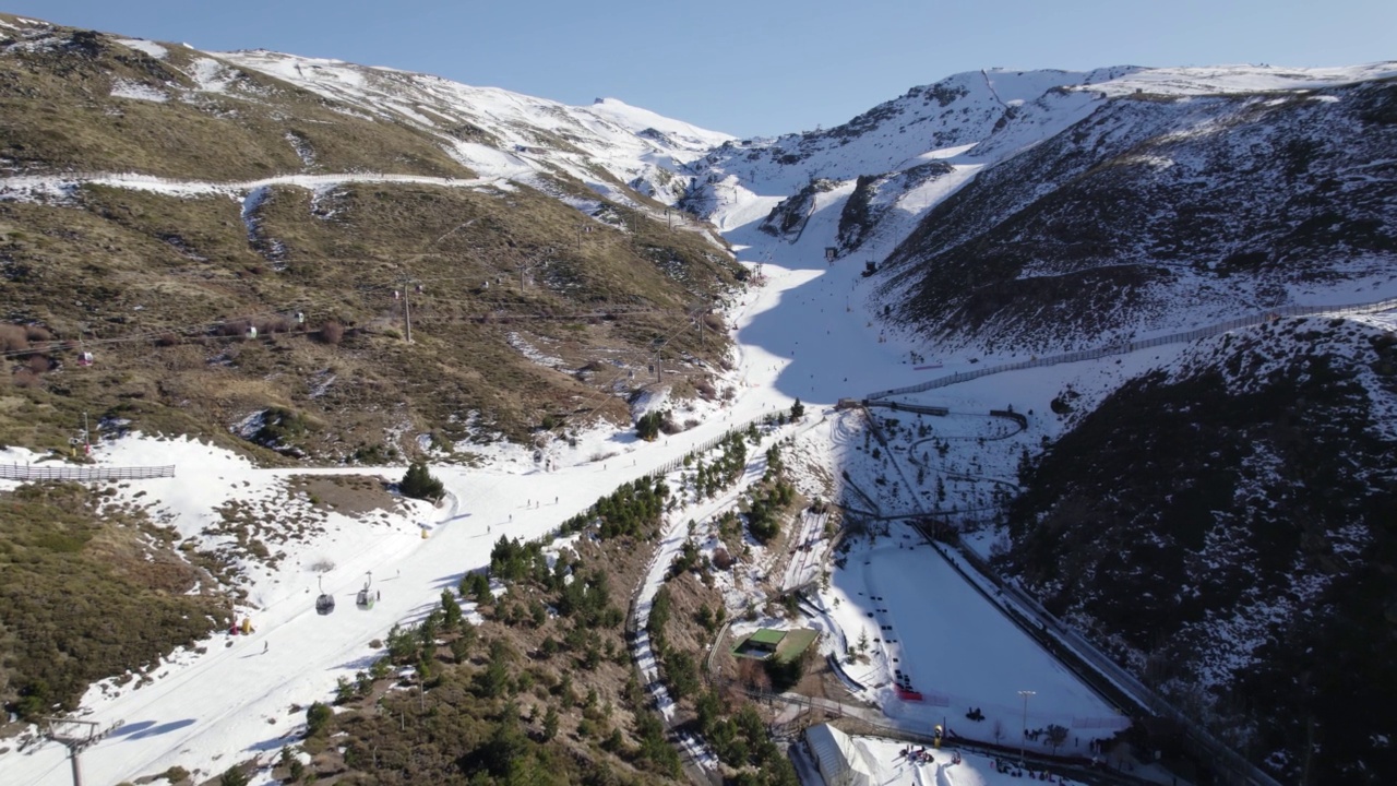 人们从内华达山脉滑雪胜地的斜坡上滑雪的鸟瞰图，西班牙视频素材