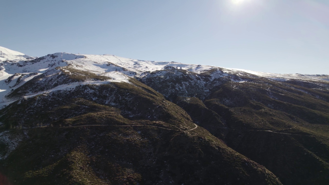 雪峰山脉，内华达山脉在西班牙。空中无人机视图视频素材