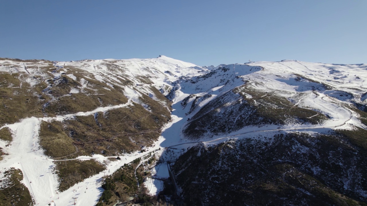 西班牙内华达雪山滑雪场的雪坡上是白色的;鸟瞰图视频素材