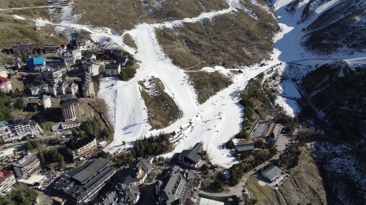 俯视内华达山脉滑雪胜地，冬季运动小镇，轨道视频素材