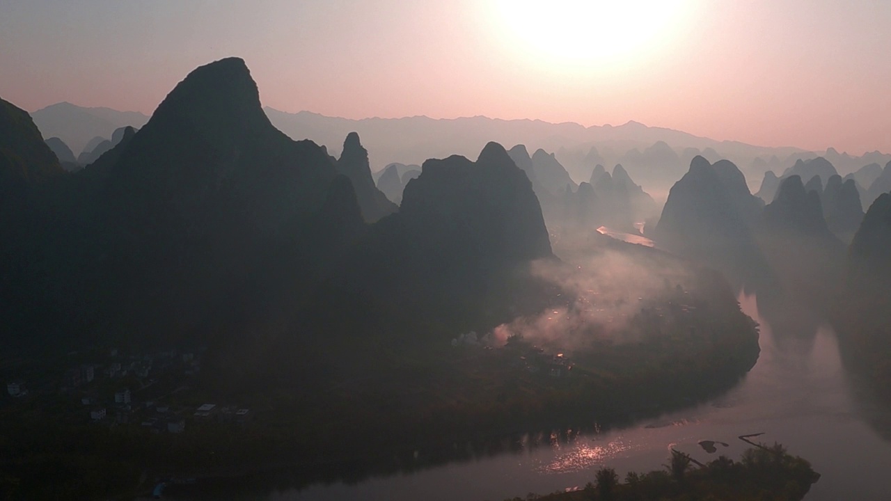 壮丽的日出-黎明在漓江和山峰上视频素材