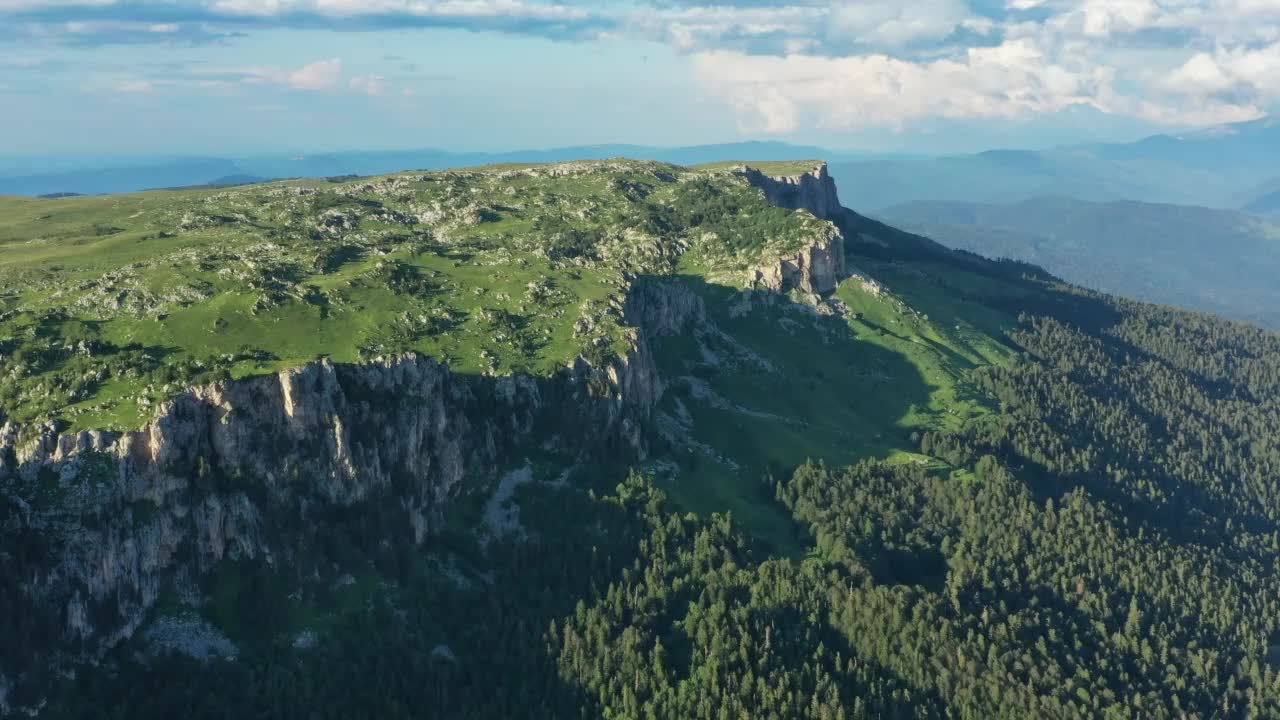 高加索山脉的夏季景观视频素材