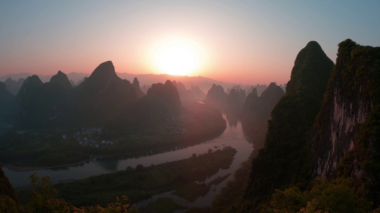 壮丽的日出-黎明在漓江和山峰上视频素材