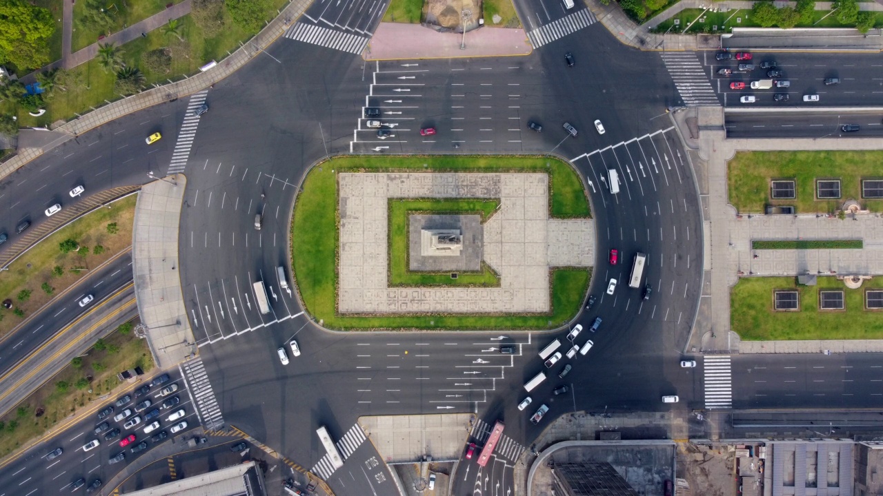 利马市中心的鸟瞰图，路易斯·贝多亚·雷耶斯高速公路和广场米格尔·格拉。视频素材