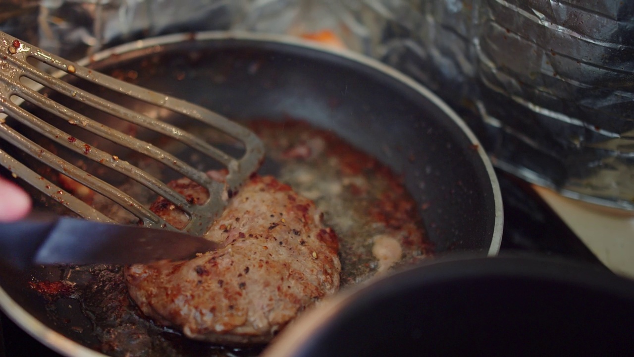 在厨房里用热锅煮汉堡用的多汁的肉烤牛肉饼视频素材