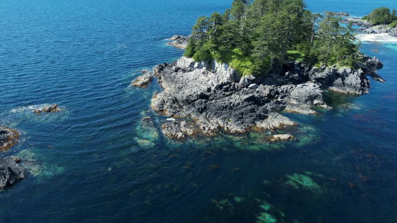 无人机拍摄的一个女人站在一个靠近岛屿和山脉的海湾里划船视频素材