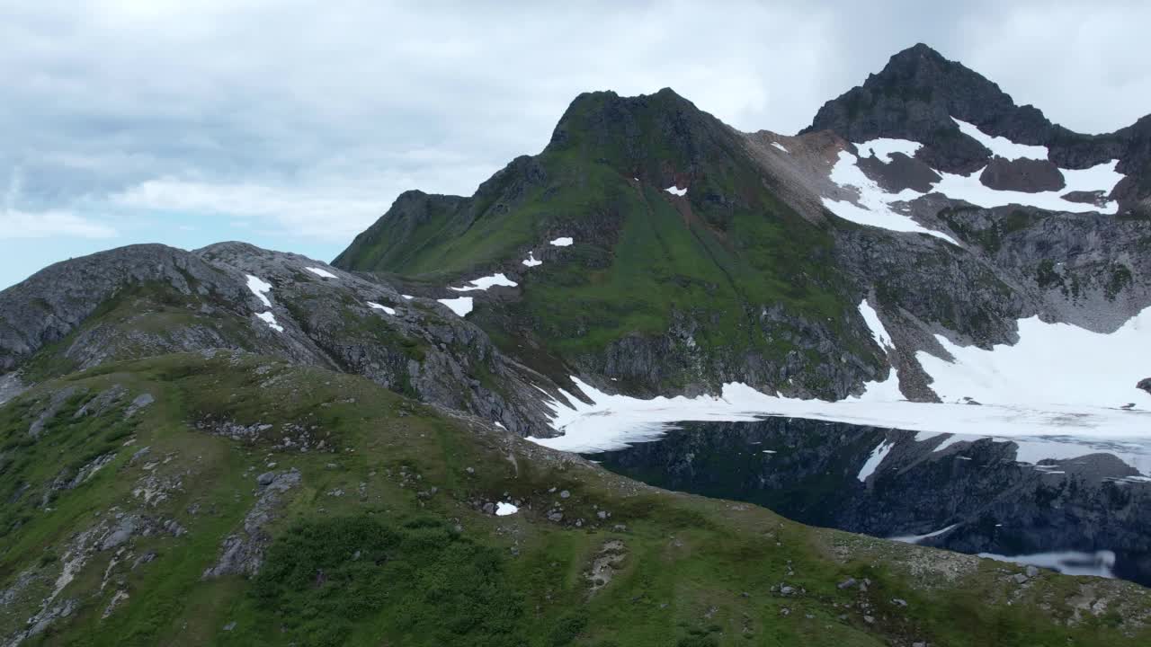 无人机拍摄的冰冻的高山湖泊视频素材