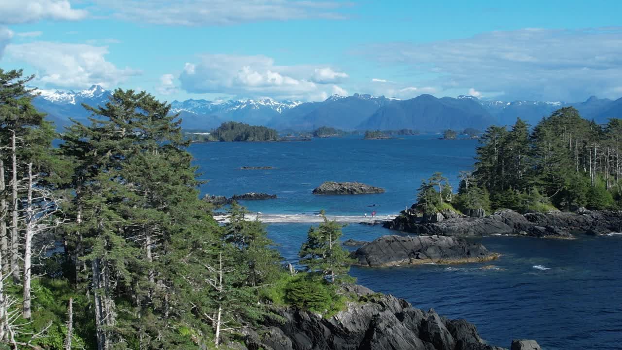 无人机拍摄的人们站在海湾岛屿附近的大陆桥上视频素材