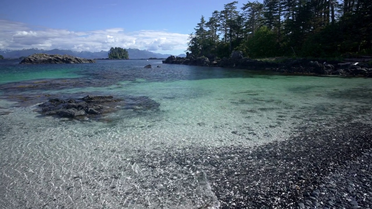 无人机拍摄的海湾岸边的浅水视频素材