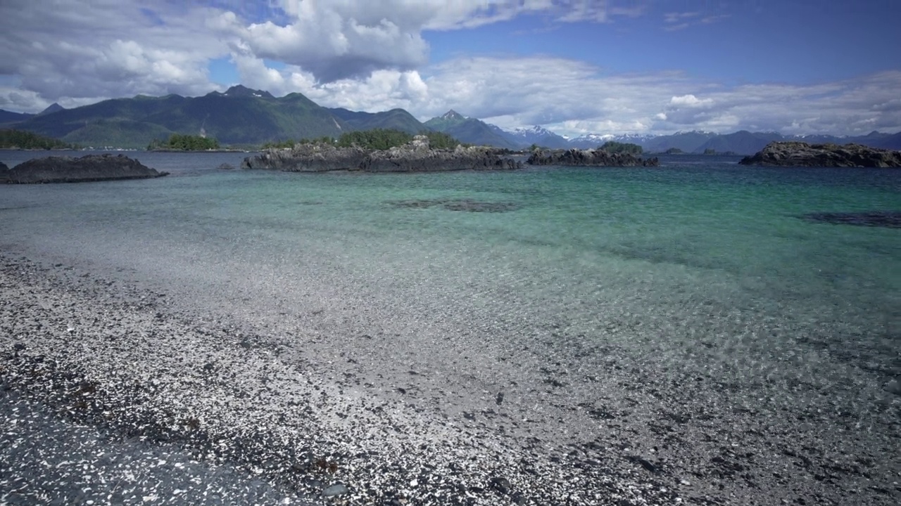 无人机拍摄的海湾岸边的浅水视频素材