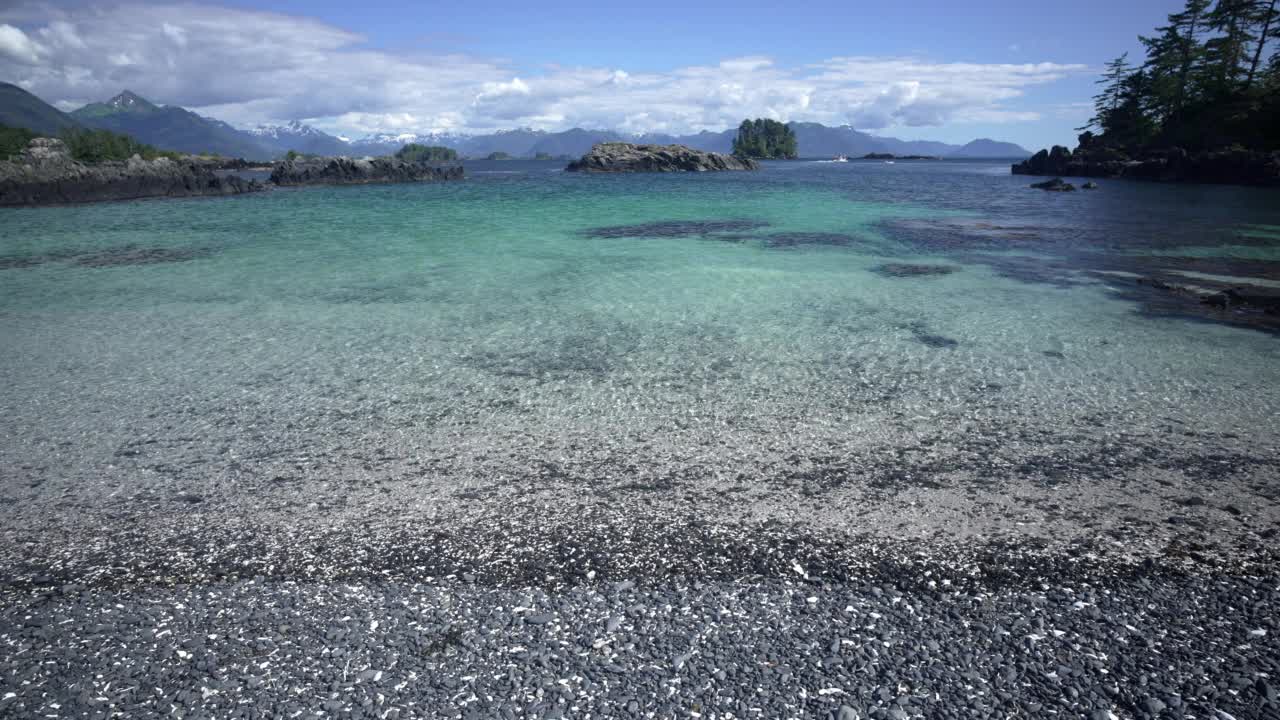 无人机拍摄的海湾岸边的浅水视频素材