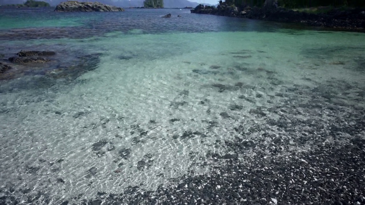 无人机拍摄的海湾岸边的浅水视频素材