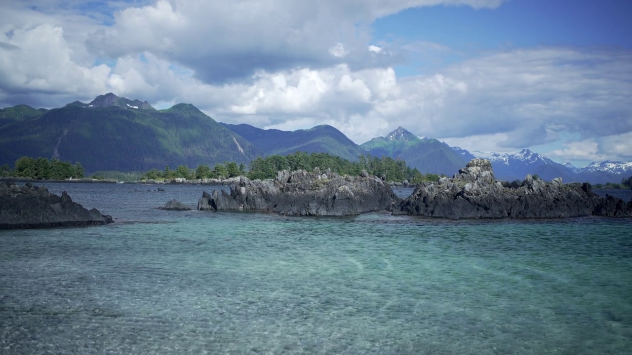 无人机拍摄的海湾上的岛链视频素材