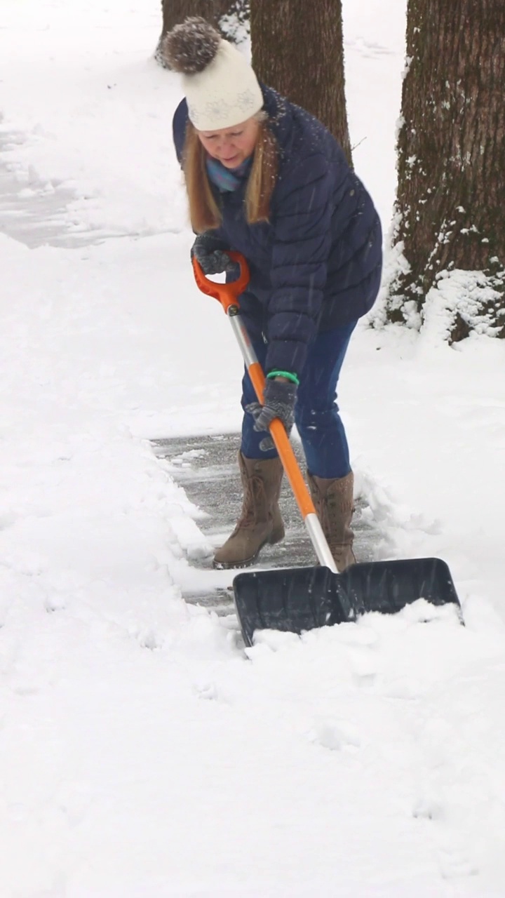 女人铲雪视频下载