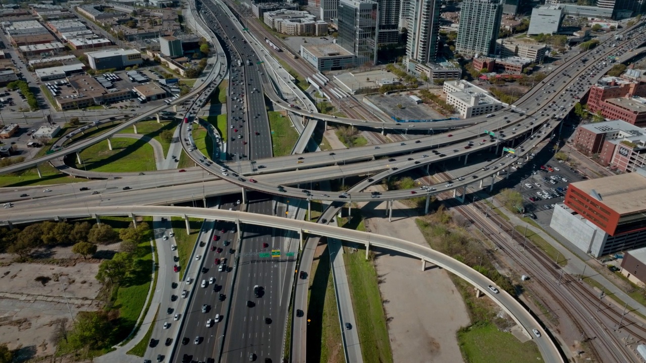 复杂的多车道公路交叉口视频素材