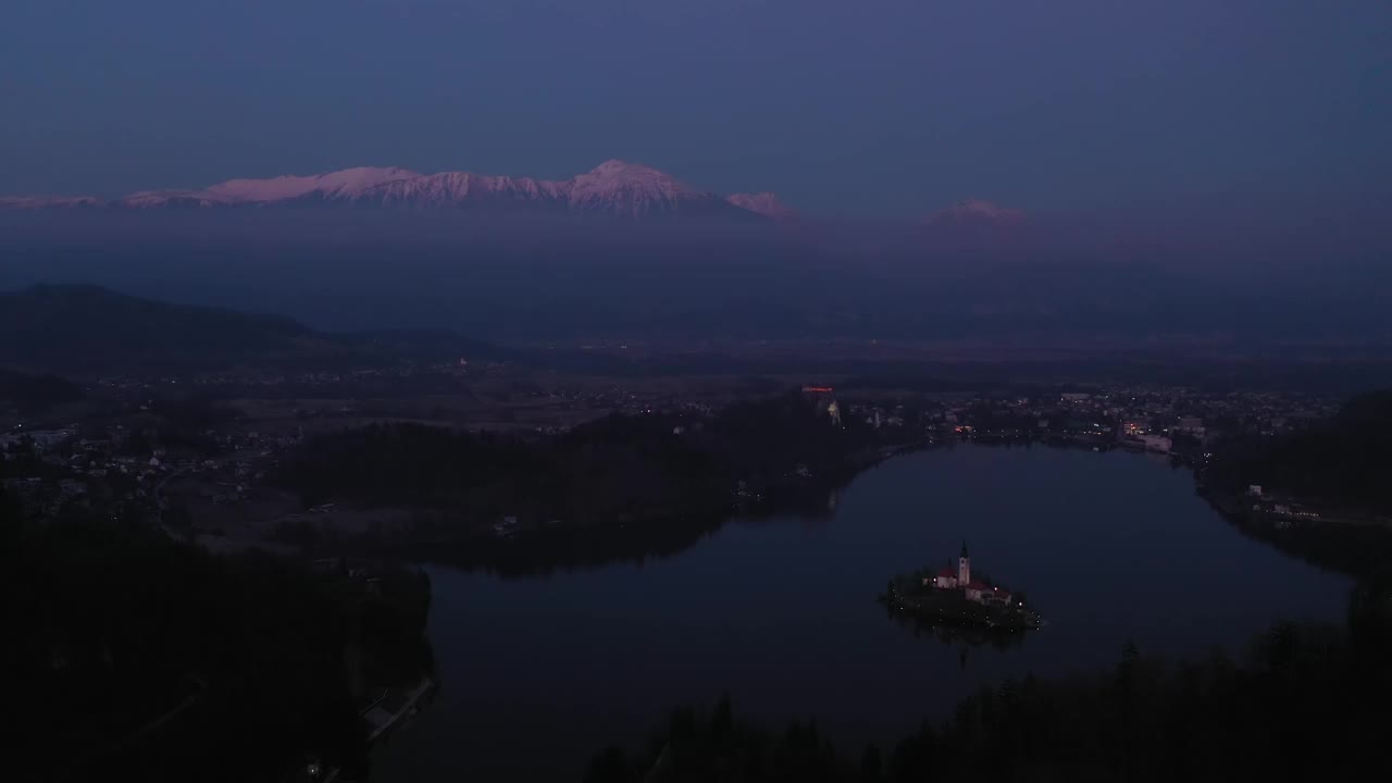 流血湖和Marijinega Vnebovzetja教堂的夜晚。斯洛文尼亚。鸟瞰图视频素材